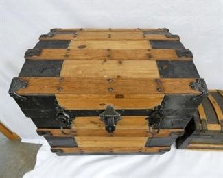 CLOSEUP WOODEN BARNARD BROS TRUNK