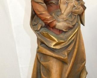 VERY DETAILED CARVED WOODEN STATUE