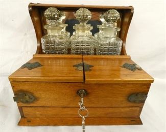 UNUSUAL OAK DECANNER SET