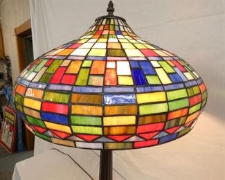 VIEW 4 CLOSEUP STAINED GLASS SHADE
