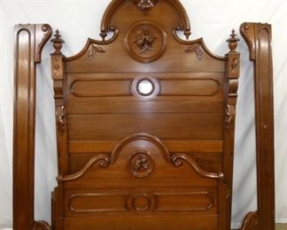 NICE VICT. WALNUT BED