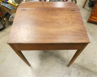 EARLY LIFT TOP DESK