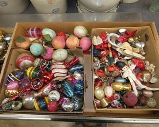 ASSORTED VINTAGE CHRISTMAS ORNAMENTS