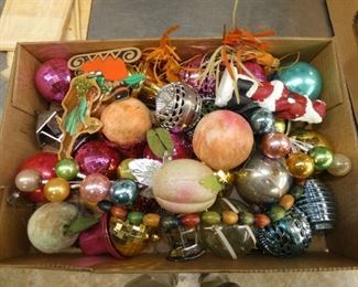 ASSORTED VINTAGE CHRISTMAS ORNAMENTS