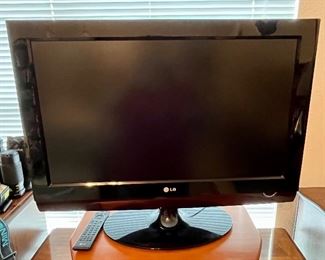 2009 32” LG TV w/Built in DVD Player and Remote