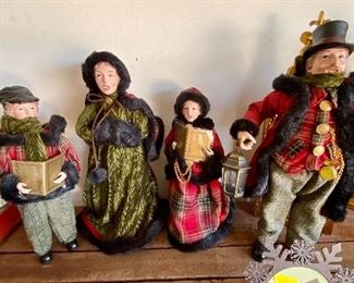 Byer's Christmas Carolers (4 pieces)