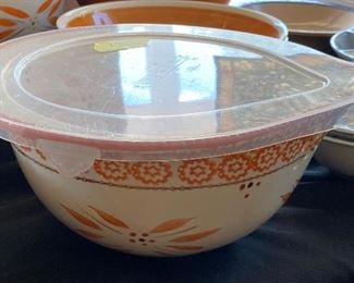 Spouted Mixing Bowl w/Lid