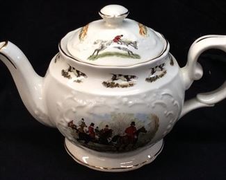 ENGLISH TEAPOT WITH FOX HUNTING