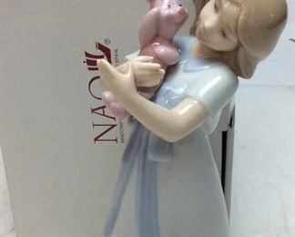 LLADRO CUDDLES WITH PIGLET PORCELAIN FIGURINE