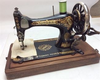 ANTIQUE SINGER SEWING MACHINE w WOOD CASE
