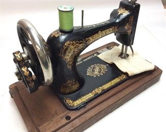 ANTIQUE SINGER SEWING MACHINE w WOOD CASE