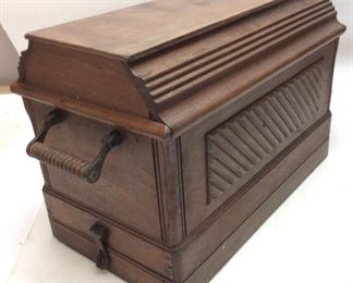 ANTIQUE SINGER SEWING MACHINE w WOOD CASE