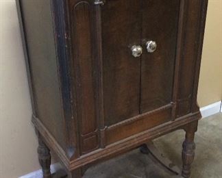 VINTAGE RCA RADIOLA 82 FLOOR MODEL TUBE RADIO