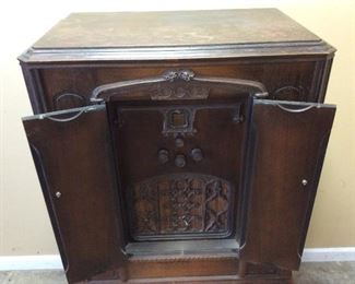 VINTAGE RCA RADIOLA 82 FLOOR MODEL TUBE RADIO