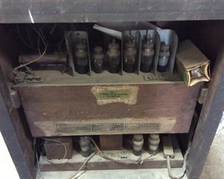 VINTAGE RCA RADIOLA 82 FLOOR MODEL TUBE RADIO