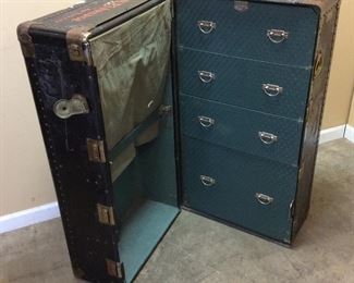 VTG. HARTMAN WARDROBE TRUNK WITH LINEN DRAWERS