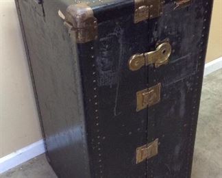 VTG. HARTMAN WARDROBE TRUNK WITH LINEN DRAWERS