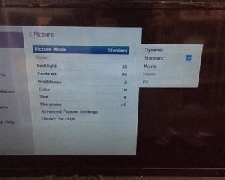 32’’ TOSHIBA FLAT SCREE TV w REMOTE