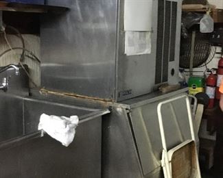 CRYSTAL TIPS COMMERCIAL ICE MACHINE, STAINLES STEEL SINK