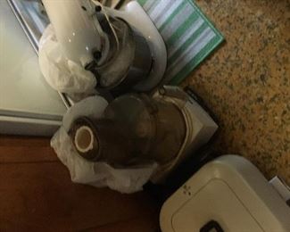 KITCHENWARE, KITCHEN APPLIANCES, KITCHEN AID MIXER, BLENDER, 