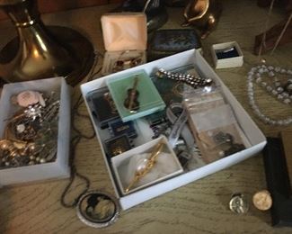 ASSORTED COSTUME JEWELRY, BROOCHES, BRACELETS, EARRINGS, NECKLACES, PINS