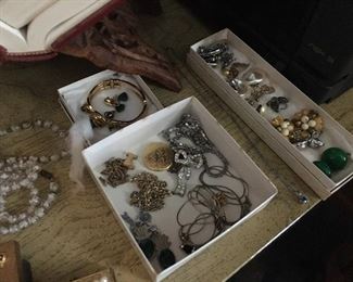 ASSORTED COSTUME JEWELRY, BROOCHES, BRACELETS, EARRINGS, NECKLACES, PINS