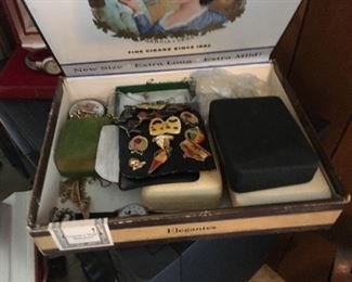 ASSORTED COSTUME JEWELRY, BROOCHES, BRACELETS, EARRINGS, NECKLACES, PINS