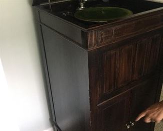 ANTIQUE CRANK VICTROLA TALKING MACHINE RECORD PLAYER