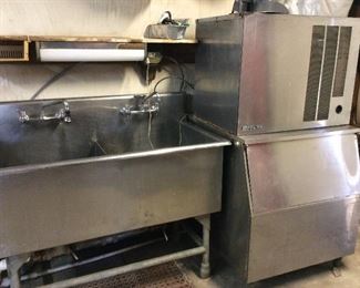 COMMERCIAL ICE MACHINE
