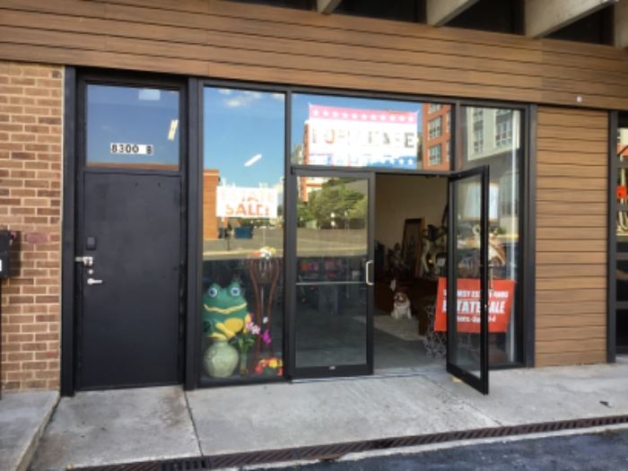 SUNDAY 46PM FREE PILE OF HOME GOODS/DECOR/HOUSEHO... starts on 8/25/2022