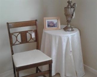 SET OF 3 VINTAGE FOLDING CHAIRS, SMALL END TABLE AND LAMP