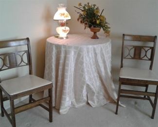 SET OF 3 VINTAGE WOODEN FOLDING CHAIRS AND ROUND END TABLE WITH TABLE CLOTH