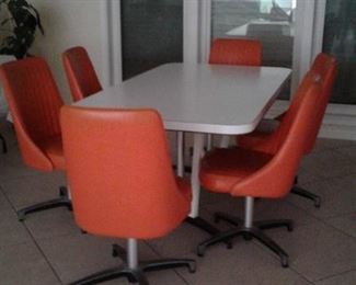 MID CENTURY MODERN CHROM CRAFT DINING TABLE AND 6 ROLLING CHAIRS