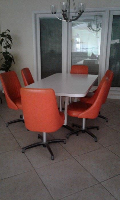MID CENTURY MODERN CHROM CRAFT DINING TABLE AND 6 ROLLING CHAIRS