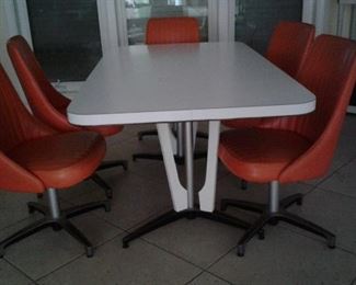 MID CENTURY MODERN CHROM CRAFT DINING TABLE AND 6 ROLLING CHAIRS