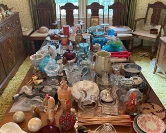 Expandable dining table with six chairs 