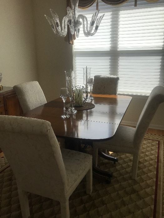 Dining room table and 2 leaves. 