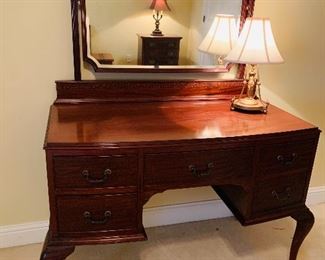 Stunning Vanity with Finely Polished Finish