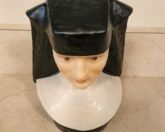 Goebel Hummel Nun 