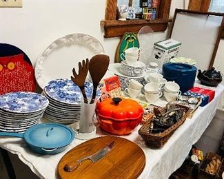Tons of vintage kitchenware and collectibles !!!