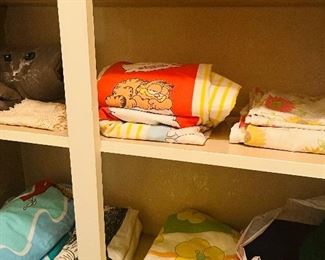 Tons of vintage linens !