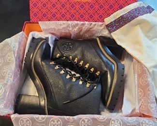 Tory Burch-Never worn
Size 7m