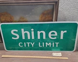 Shiner City Limit sign
