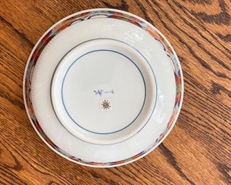 Imari Bowl with Contrasting Blue & White Chinoiserie Interior. Photo 3 of 3
