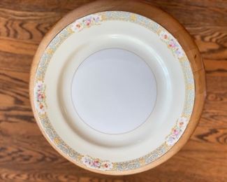 Noritake China - Set of 8 Dinner Plates. Photo 1 of 3.