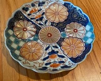 Set of 4 Antique Japanese Imari Porcelain Scallop-Edge Plates. Measures 9.5" D. Photo 1 of 3.