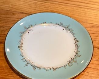 Royal Doulton Bone China. "Melrose." Four-piece place setting for 8 -- Dinner, Dessert/Salad, Bread & Butter and 8 Cups & Saucers. Photo 1 of 2.