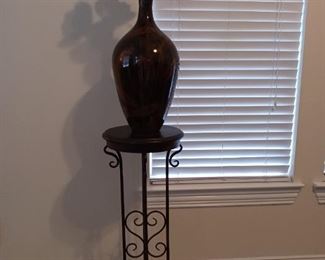 Pedestal with glass decorative vase