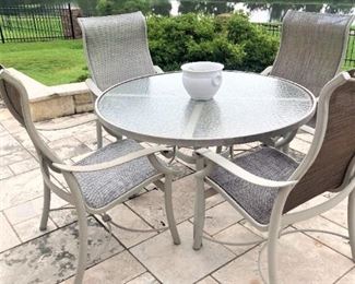Round patio table & 4 chairs
