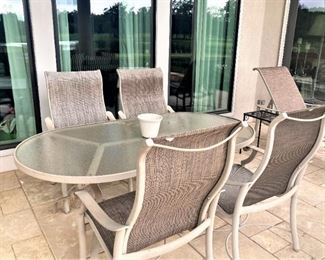 Oval table & 4 chairs